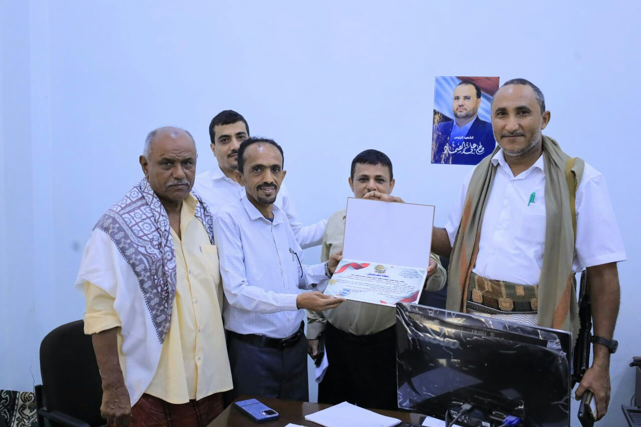 شبكة اليمن الجديد الإعلامية: الهيئة الوطنية لحقوق الإنسان تكرّم محافظ الحديدة تقديراً لجهوده الحقوقية والإنسانية