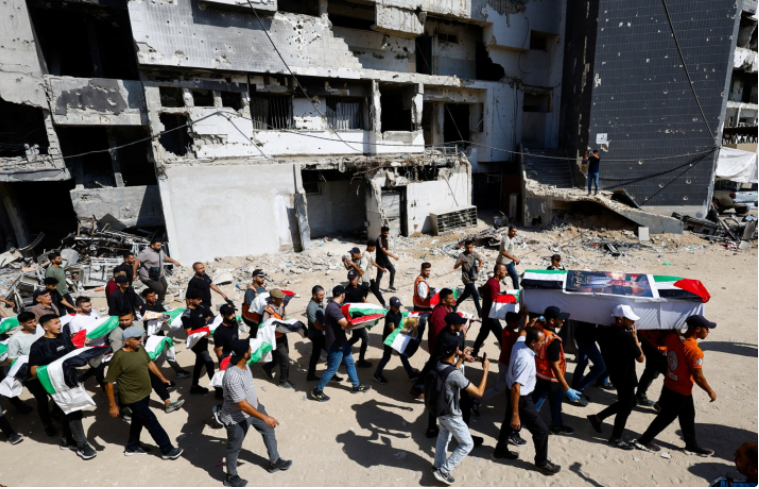 غزة تشيع 50 شهيدًا جرى انتشالهم مؤخرًا وحصيلة الإبادة الجماعية ترتفع إلى 73417 شهيدًا